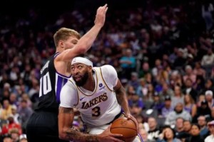 再遭小萨博尼斯完爆 31岁浓眉哥未老先衰巅峰已过