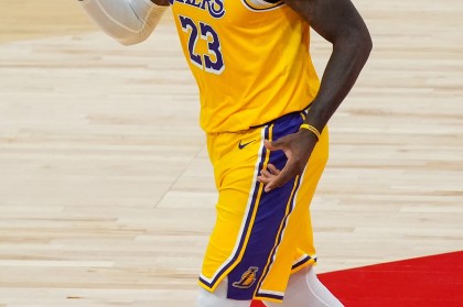 状态来得早！詹姆斯首节5中3 得到6分2助攻0失误